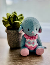 Load image into Gallery viewer, Mouse in sweater
