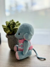 Load image into Gallery viewer, Mouse in sweater
